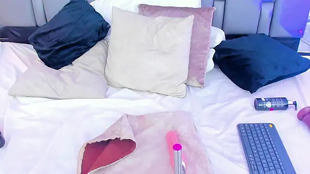 Emily Gil1 online show from February 6, 2025, 7:51 pm