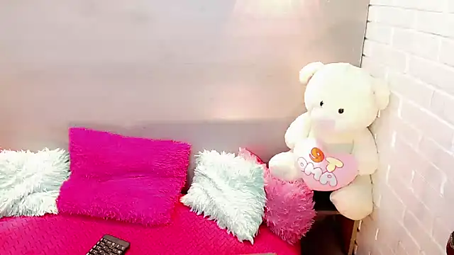 Daniela Pink  online show from October 31, 2025, 7:37 pm