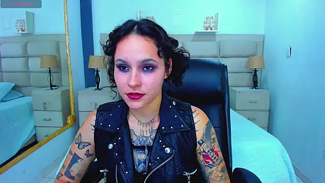 AnnyThompson  online show from September 19, 2025, 9:04 pm