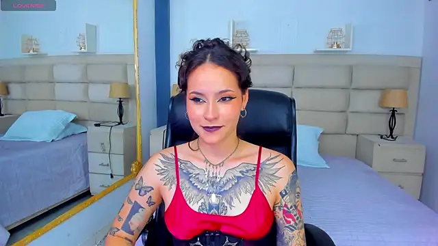 AnnyThompson  online show from October 8, 2025, 9:23 pm