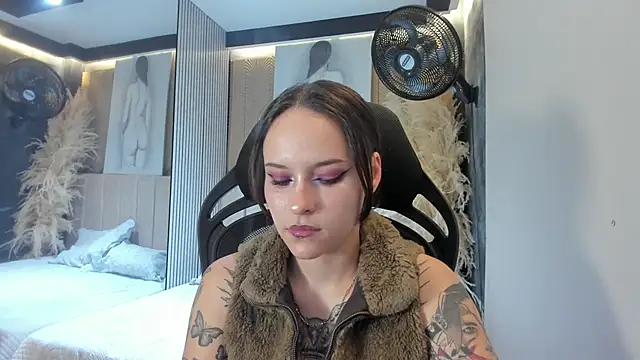 AnnyThompson  online show from March 27, 2026, 10:53 pm