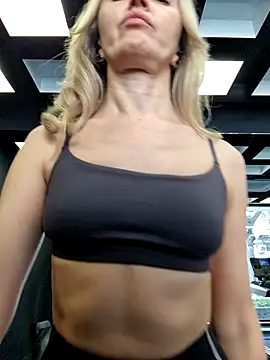 Snapshot of Miss____Mia_ chatting on February 4, 2025, 12:11 pm Miss Mia online show from February 4, 2025, 12:11 pm