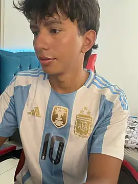 Leonarrrd 01 online show from February 5, 2026, 9:08 pm