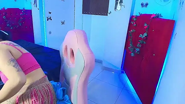 miahernadez303av online show from September 12, 2025, 2:22 am