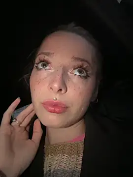 LoraaDoll online show from September 20, 2025, 3:35 pm