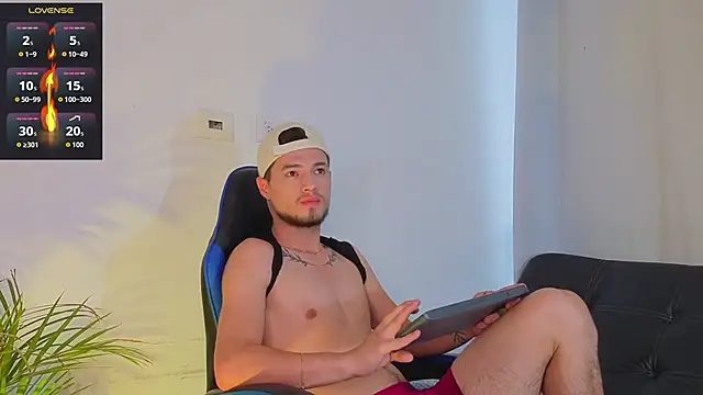 EdwardRoss  online show from April 12, 2026, 10:48 pm