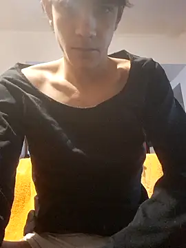 LYZBORNHD online show from October 13, 2025, 9:48 pm