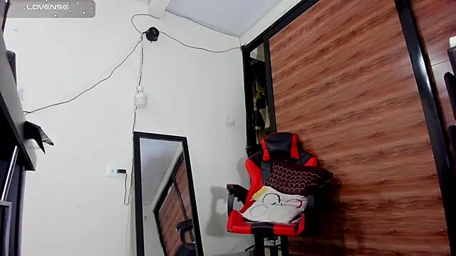 AlejoKhalifa  online show from October 4, 2025, 8:12 am