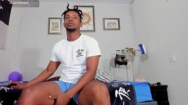 AlejoKhalifa  online show from November 5, 2025, 9:20 am