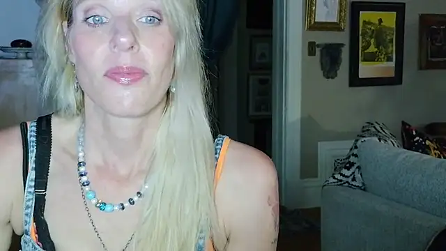 Snapshot of Glamazonx chatting on April 19, 2026, 1:27 am Glamazonx online show from April 19, 2026, 1:27 am