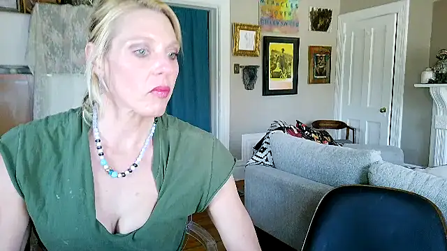 Snapshot of Glamazonx chatting on April 19, 2026, 5:01 pm Glamazonx online show from April 19, 2026, 5:01 pm