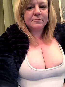 Snapshot of jusichka chatting on March 15, 2026, 6:03 pm jusichka online show from March 15, 2026, 6:03 pm