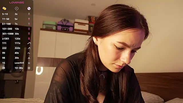 girl with snaketatto0 online show from June 13, 2026, 3:15 am