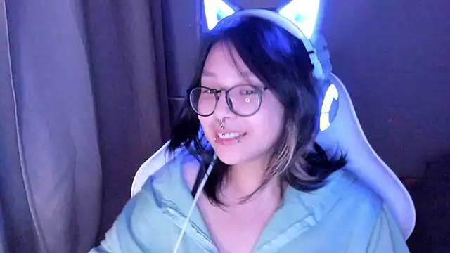 maydaykimmy online show from May 13, 2026, 9:33 pm