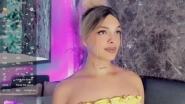 Emmaa Saenz  online show from February 6, 2025, 11:15 pm