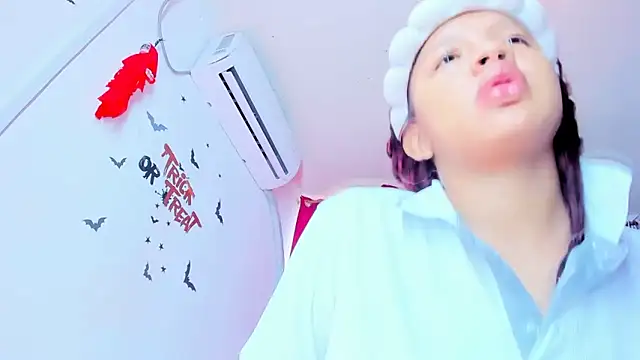 Emily Coper18 online show from November 23, 2025, 1:33 pm