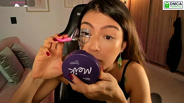 Lilabril online show from November 27, 2025, 2:41 pm