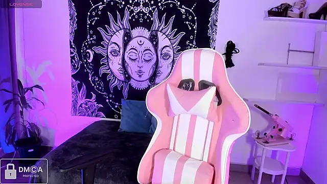 Violet-Queen online show from June 10, 2026, 9:46 pm