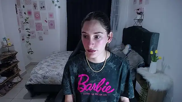 IsaBaileys  online show from June 7, 2026, 3:32 am