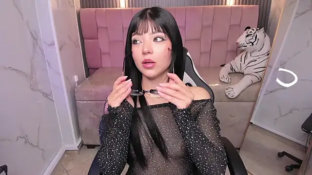  mia collins b  online show from October 8, 2025, 1:09 pm