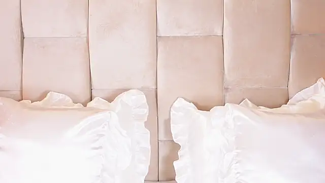 KiraKayleigh1 online show from April 18, 2026, 11:05 pm