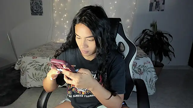 Riana Kean online show from October 27, 2025, 2:04 am