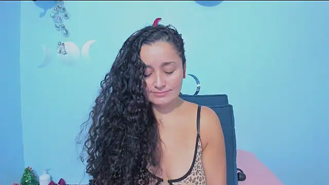  luna  sweet  online show from December 4, 2025, 1:26 am