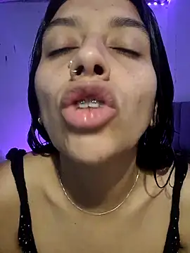 BrittanyDiaz online show from February 19, 2025, 6:32 pm