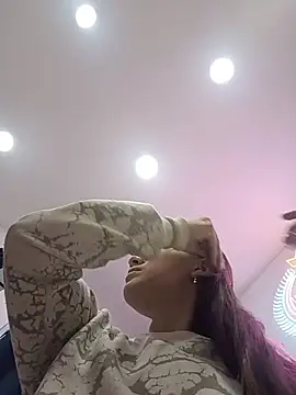 karlamorris  online show from November 5, 2025, 1:55 pm