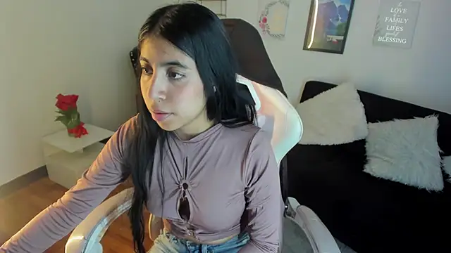 lunitaa18 online show from September 24, 2025, 8:34 pm