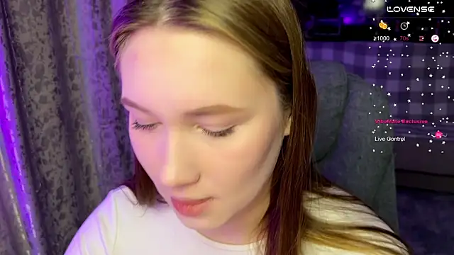 ChloeMillerMeow online show from December 4, 2025, 9:34 pm