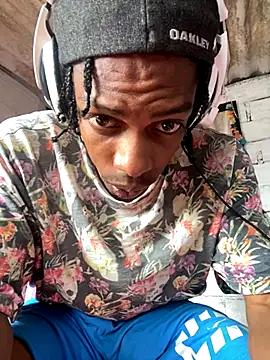 Larry-n-clouds online show from November 28, 2025, 5:04 pm