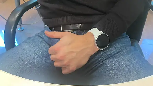 alessandroman2114 online show from April 1, 2026, 4:37 pm