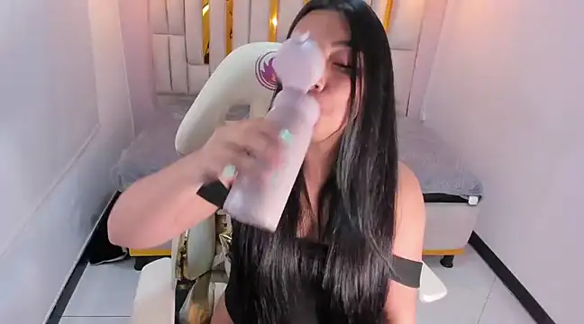 Karla hernandez  online show from March 10, 2025, 2:05 pm