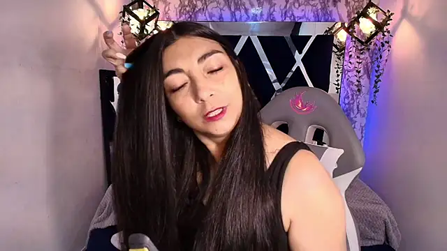 Karla hernandez  online show from September 13, 2025, 12:16 pm