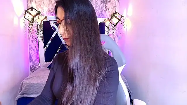 Karla hernandez  online show from October 18, 2025, 11:33 am