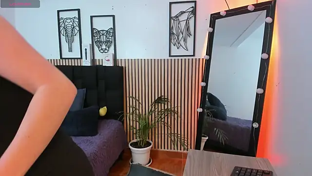 LILA ELLIOT online show from October 14, 2025, 7:47 pm