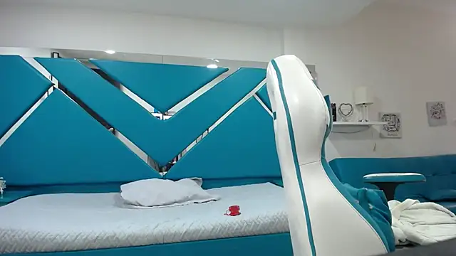  Miaaleon online show from February 26, 2025, 7:27 pm