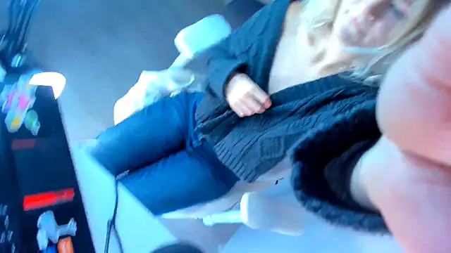 JennyWoody online show from September 21, 2025, 4:52 pm