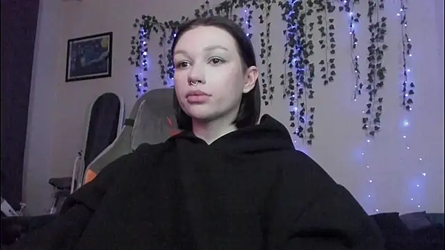 Snapshot of Emmy_m00n chatting on December 3, 2024, 9:44 am Emmy m00n online show from December 3, 2024, 9:44 am