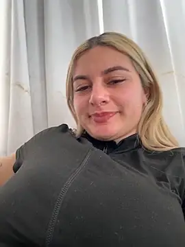 AtheneaRossi online show from September 12, 2025, 8:20 pm