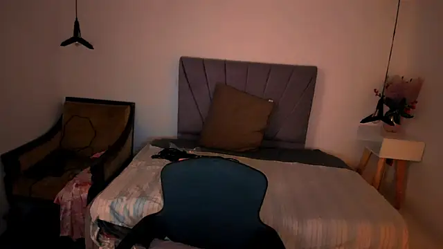 ScarletHoot  online show from May 27, 2026, 5:32 pm