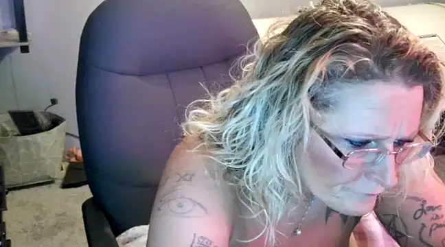 Snapshot of Lisalovely6981 chatting on January 22, 2025, 12:27 pm Lisalovely6981 online show from January 22, 2025, 12:27 pm