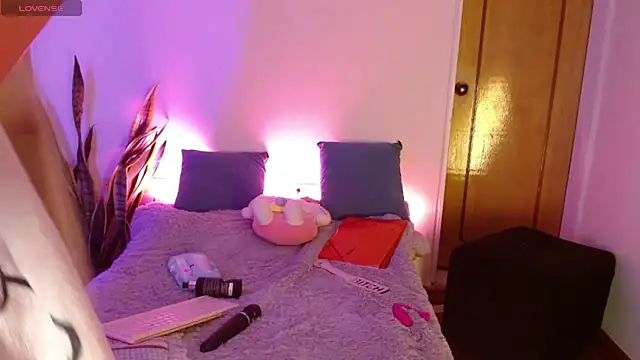 kittycatw online show from December 22, 2025, 10:23 am