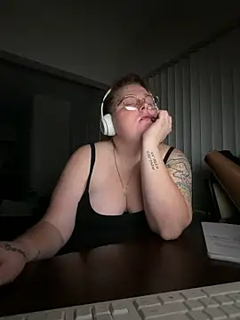 Snapshot of BBW2320 chatting on April 8, 2026, 2:44 am BBW2320 online show from April 8, 2026, 2:44 am