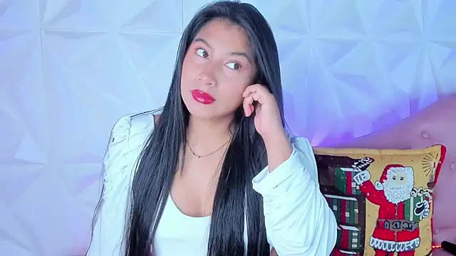 LinnaGardenia online show from December 18, 2024, 2:06 pm