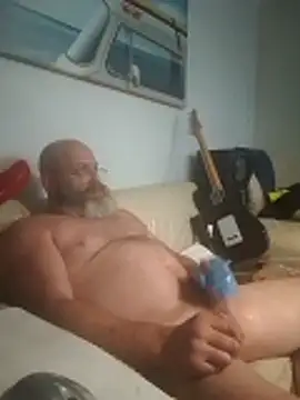 Snapshot of iambradz chatting on October 31, 2025, 4:52 pm iambradz online show from October 31, 2025, 4:52 pm