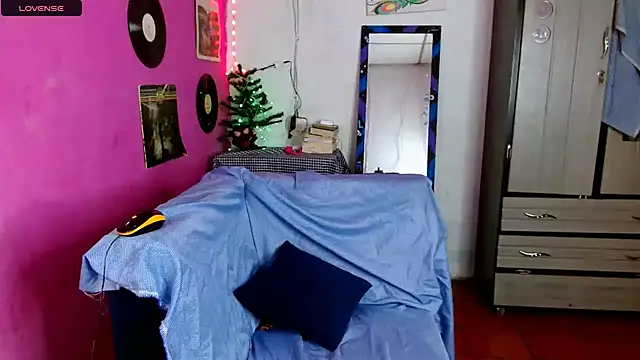 sensitive brunette online show from December 4, 2024, 11:57 pm