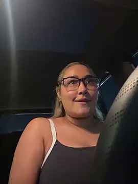 DarianaGuzz online show from October 21, 2025, 1:39 am