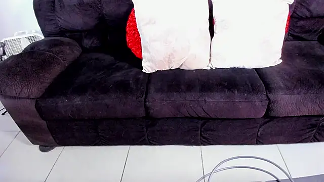 yiauana online show from March 17, 2025, 11:43 pm